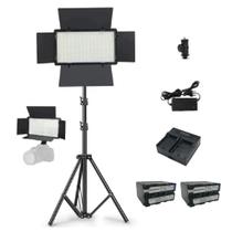 Iluminador LED Painel U800+ 50w com Fonte Bivolt, 2 Baterias F970, Carregador Duplo e Tripé 2M S
