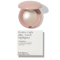 Iluminador Rare Beauty Positive Light Silky Touch - Toque Sedoso e Iluminado Iluminador Rare Beauty Positive Light Silky Touch - Toque Sedoso e Iluminado