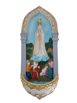 Imagem de Nossa Senhora de Fátima com pastores porta água benta de parede com alça 16cm resina