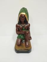 Imagem em gesso caboclo pena verde sentado 17 cm