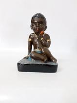Imagem em gesso erê sentado com shorts azul 11,5 cm