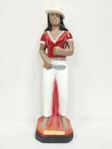 Imagem em gesso maria navalha calça branca blusa vermelha 22 cm
