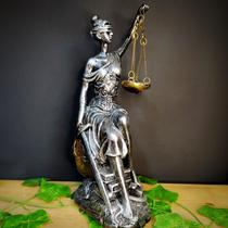 Imagem em gesso temis deusa da justiça sentada prata com globo dourado metalizado 32cm - CASA FÉ