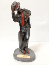 Imagem em gesso zé pelintra segurando chapéu roupa preta 20 cm Imagem em gesso zé pelintra segurando chapéu roupa preta 20 cm