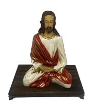 Imagem Estátua Jesus Cristo Meditando De Resina Com Aparador De Madeira - Dr Decorações