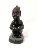 Imagem gesso erê sentado com laço vermelho 22 cm