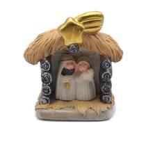 Imagem Mini Sagrada Família na Capelinha Resina 8 cm