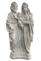 Imagem Sagrada Família 20cm em pé com base Manto Bordado Cor Pérola Decoração presente Natal mãe Imagem Sagrada Família 20cm em pé com base Manto Bordado Cor Pérola Decoração presente Natal mãe