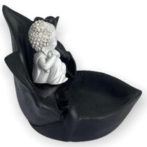 Incensário cascata Flor grande Buda sonhador branco e preto 10 cm em resina - 47194 Incensário cascata Flor grande Buda sonhador branco e preto 10 cm em resina - 47194