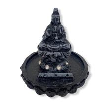 Incensario kuanyn preto sentado na flor de lotus
