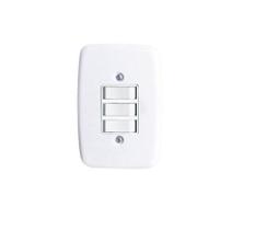 Interruptor 3 Teclas Simples 2 x 4 com Placa Branca Pluzie Interruptor 3 Teclas Simples 2 x 4 com Placa Branca Pluzie