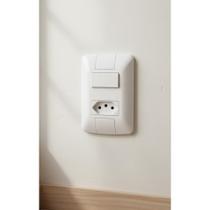 Interruptor E Tomada 20A 250V Branco - Segurança e Praticida Interruptor E Tomada 20A 250V Branco - Segurança e Praticida