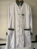 Jaleco branco com detalhes de botão e punho verde musgo Jaleco branco com detalhes de botão e punho verde musgo