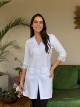 Jaleco feminino Branco com Renda Guipir Acinturado de manga três quartos Jaleco feminino Branco com Renda Guipir Acinturado de manga três quartos