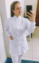 Jaleco feminino branco gola padre com punho confeccionado em gabardine.