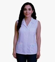 Jaleco Feminino Cavado com Estampa de Boneca - Namastê Jaleco Feminino Cavado com Estampa de Boneca - Namastê