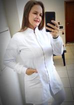 Jaleco Feminino Gola Padre branco de zíper com punho, confeccionado em gabardine. Jaleco Feminino Gola Padre branco de zíper com punho, confeccionado em gabardine.