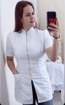 Jaleco feminino gola padre branco manga curta, modelo princesa de zíper, confeccionado em gabardine.