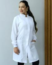 Jaleco Feminino Oxford Branco, Botão Embutido, Gola Padre, Elástico Punho, Acinturado, Manga Longa C/ Punho - Oxford