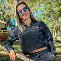 Jaqueta Corta Vento Cropped HGMR Feminina Camuflada Preto e Laranja Jaqueta Corta Vento Cropped HGMR Feminina Camuflada Preto e Laranja