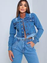 Jaqueta Crooped Jeans Feminina Barra Desfiada Detalhe em Zíper
