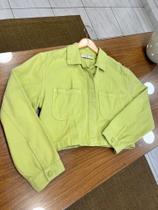 Jaqueta Dzarm, tamanho M, manga longa, tecido jeans, cor verde limão