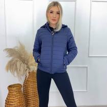 Jaqueta em nylon forrada na parte interna.