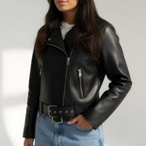 Jaqueta Feminina Couro Biker Preta Estilo Rock Casual Fashion Confortável Com Modelagem Ajustada Para Inverno e Uso Diário