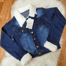 Jaqueta jeans com pelo branco