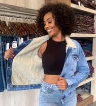 Jaqueta Jeans Delavê, Fechamento Botão Frontal e Punho, Bolsos, Pelúcia Gola e Corpo Mokkai BM1092 Jaqueta Jeans Delavê, Fechamento Botão Frontal e Punho, Bolsos, Pelúcia Gola e Corpo Mokkai BM1092