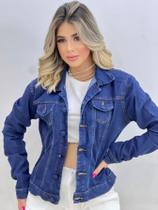 Jaqueta jeans feminina com botão encapado