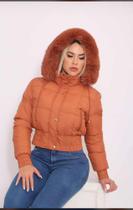 Jaqueta laranjada com capuz de pelinhos Jaqueta laranjada com capuz de pelinhos