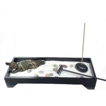 Jardim Zen Buda Deitado Com Areia Pedra E Rastelo