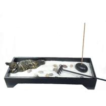 Jardim Zen Buda Deitado Com Areia Pedra E Rastelo