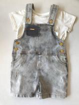Jardineira aconchego do bebê jeans com body Jardineira aconchego do bebê jeans com body