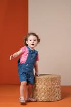 Jardineira infantil com bordados Jardineira infantil com bordados