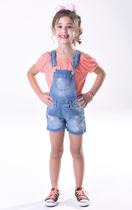 Jardineira Jeans com Flores Jardineira Jeans com Flores