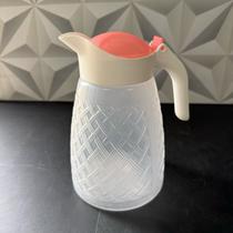 Jarra de plástico rattan transparente com tampa e alça para suco água 1,6 litro de geladeira de cozinha decorada Jarra de plástico rattan transparente com tampa e alça para suco água 1,6 litro de geladeira de cozinha decorada