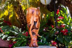 Jarro para flores de raiz de aroeira