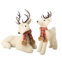 Jogo 2 Renas Decorativas Natalinas Pelúcia Creme em Pé e Deitada Cachecol Xadrez Vermelho e Marrom 24cm