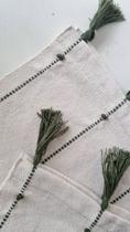 Jogo americano verde musgo com pompom kit 2 lugares Jogo americano verde musgo com pompom kit 2 lugares