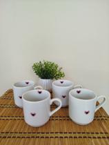 Jogo com 4 canecas em porcelana branca decorada com coração Jogo com 4 canecas em porcelana branca decorada com coração