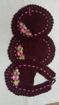 Jogo de Banheiro Vinho com Rosa 3 Peças Bordado croche Jogo de Banheiro Vinho com Rosa 3 Peças Bordado croche