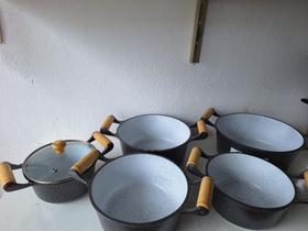 Jogo de caçarolas batido, craquelado preto t/v 16/24, revestimento de cerâmica. Jogo de caçarolas batido, craquelado preto t/v 16/24, revestimento de cerâmica.