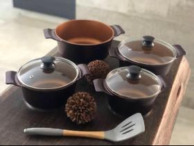 Jogo de caçarolas com revestimento interno antiaderente preto e tampa de vidro Ø 16/18/20/22 cm Jogo de caçarolas com revestimento interno antiaderente preto e tampa de vidro Ø 16/18/20/22 cm