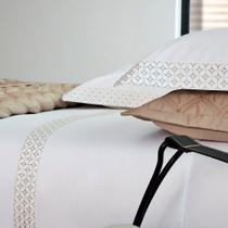 Jogo de Cama King Size Carnegie Bege 300 Fios Algodão Egípcio By The Bed Jogo de Cama King Size Carnegie Bege 300 Fios Algodão Egípcio By The Bed