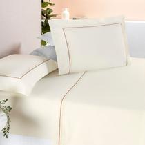 Jogo de Cama Queen Percale 200 Fios com Aba Americana Bordado 04 Peças Ellos Cor:Palha Jogo de Cama Queen Percale 200 Fios com Aba Americana Bordado 04 Peças Ellos Cor:Palha