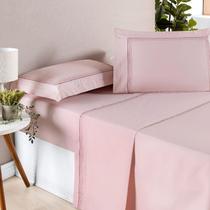 Jogo de Cama Queen Percale 200 Fios com Aba Americana Bordado 04 Peças Ellos Cor:Rosa Jogo de Cama Queen Percale 200 Fios com Aba Americana Bordado 04 Peças Ellos Cor:Rosa