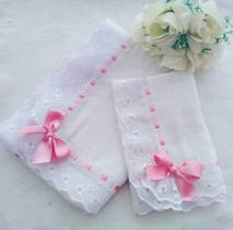 Jogo de fralda com bordado inglês Branco e Rosa Jogo de fralda com bordado inglês Branco e Rosa