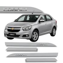 Jogo de Friso Chevrolet Cobalt Alto Relevo Grafia Cromada Ponta de Faca Cores Protetor de Porta